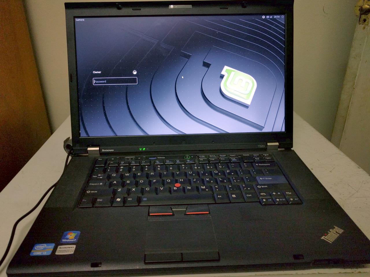 A shiny old laptop running Linux Mint